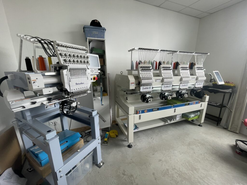 Machine à Broder 4 têtes - Machine à broder monotête - Broderie 42 Machine à Broder 4 têtes - Machine à broder monotête - Broderie 42