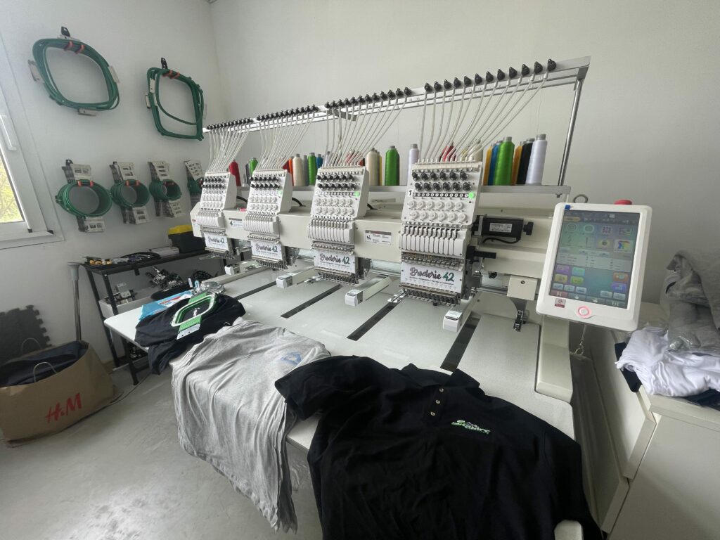 Machine à Broder 4 têtes - Machine à broder monotête - Broderie 42 Machine à Broder 4 têtes - Machine à broder monotête - Broderie 42